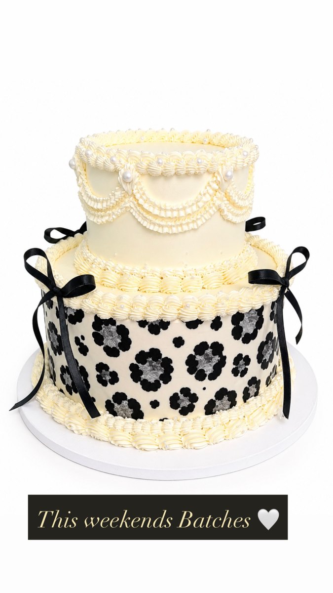 Pearls, bows & a wild touch cake by Cakemipretty