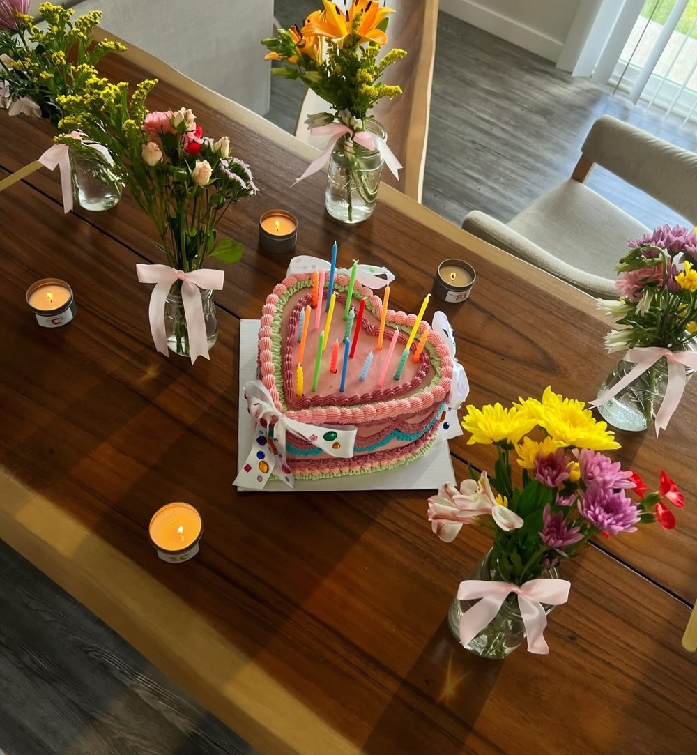 A candlelit celebration cake by Cakemipretty